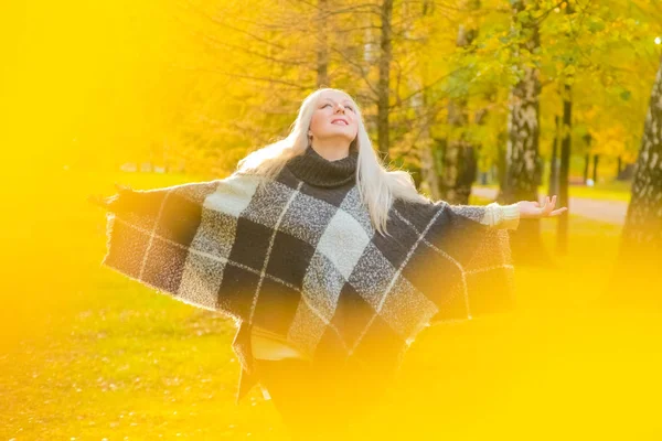 Unga pretty plus size kaukasiska kvinna pläd ull poncho promenader i höst parken — Stockfoto