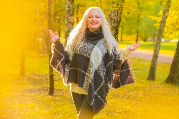 Unga pretty plus size kaukasiska kvinna pläd ull poncho promenader i höst parken — Stockfoto