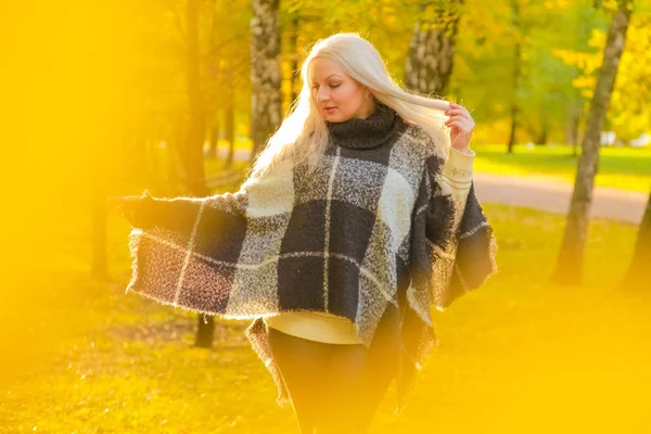 Unga pretty plus size kaukasiska kvinna pläd ull poncho promenader i höst parken — Stockfoto