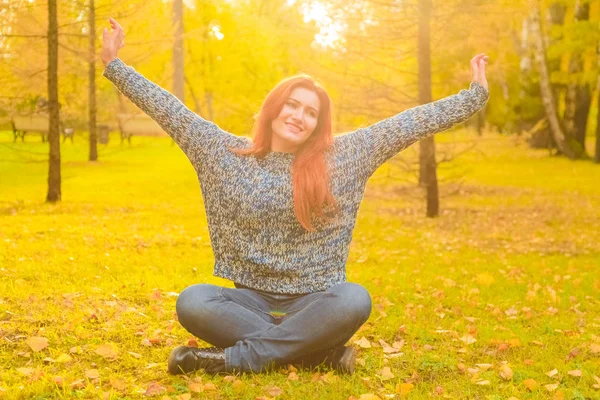 Fiatal szép molett kaukázusi nő meditálni ősszel parkban — Stock Fotó