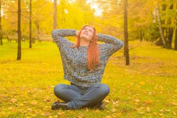 Junge hübsche plus size kaukasische Frauen meditieren im Herbst Park — Stockfoto