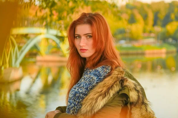 Joven bonita más tamaño caucásico mujer con pelo rojo paseos en otoño parque — Foto de Stock