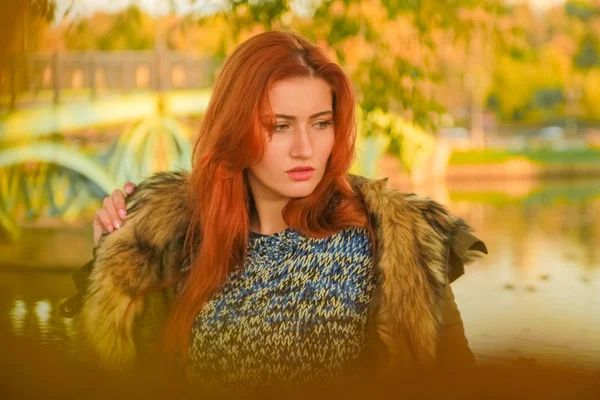 Jeune jolie plus taille femme caucasienne aux cheveux roux marche dans le parc d'automne — Photo