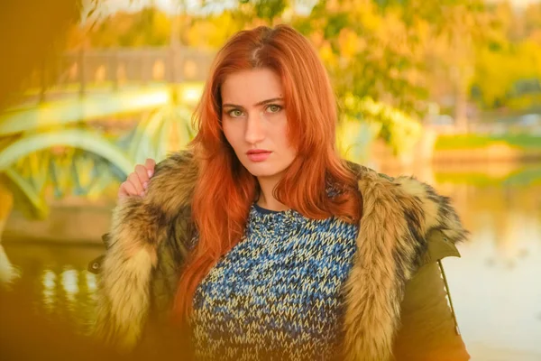 Joven bonita más tamaño caucásico mujer con pelo rojo paseos en otoño parque —  Fotos de Stock