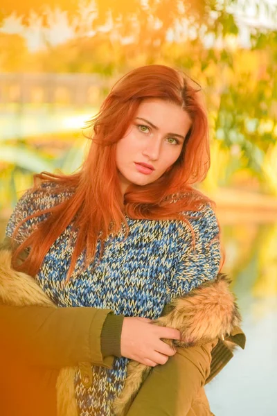 Młody ładny plus rozmiar kaukaski kobieta z czerwonych włosów spacery w jesiennym parku — Zdjęcie stockowe