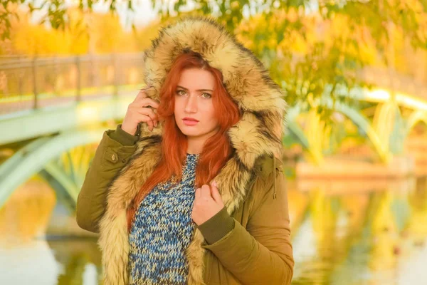 Joven bonita más tamaño caucásico mujer con pelo rojo paseos en otoño parque — Foto de Stock