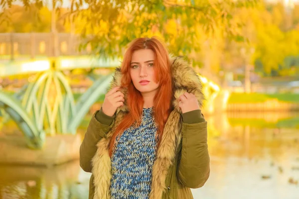 Fiatal szép molett kaukázusi nő vörös hajú sétál ősszel parkban — Stock Fotó