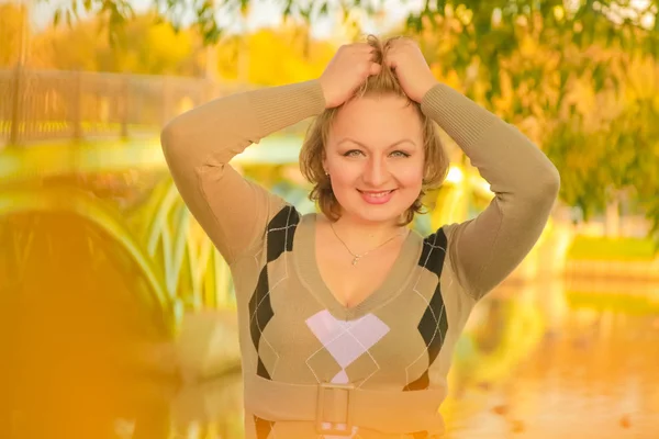 Jonge mooie plus size Kaukasische vrouw wandelingen in herfst Park — Stockfoto