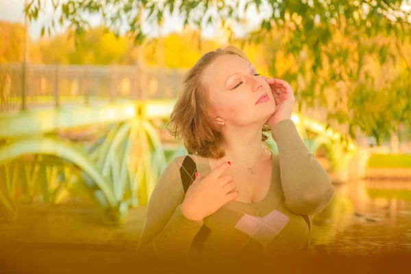 Jeune jolie plus taille femme caucasienne promenades dans le parc d'automne — Photo