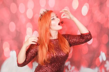 Noel elbisesi giyen taze çilek kiraz tutan kadın sağlıklı beslenme vejetaryen kavramı