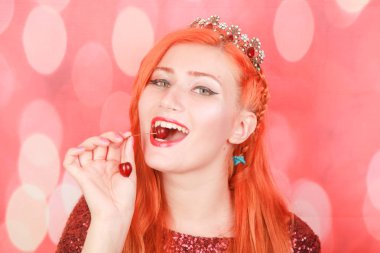 Noel elbisesi giyen taze çilek kiraz tutan kadın sağlıklı beslenme vejetaryen kavramı