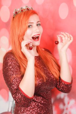 Noel elbisesi giyen taze çilek kiraz tutan kadın sağlıklı beslenme vejetaryen kavramı