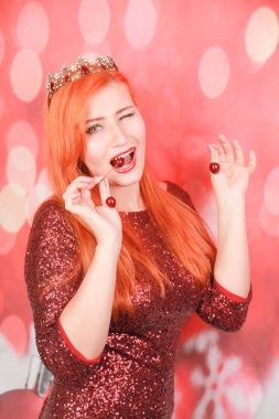 Noel elbisesi giyen taze çilek kiraz tutan kadın sağlıklı beslenme vejetaryen kavramı