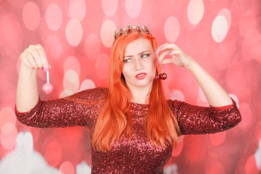 mutlu artı boyutu kız meyve ve çilek ile iyi beslenme tercih, kadın şeker sevmez