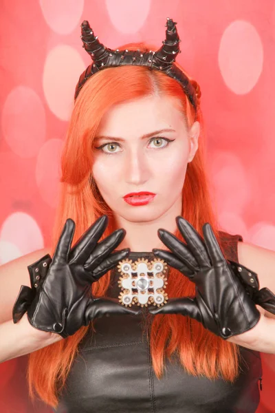 빨간 머리 플러스 크기 여자 와 안절부절 손가락 강철 스피너 — 스톡 사진