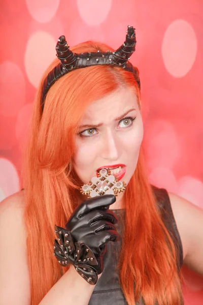 fidget parmak çelik spinner ile kızıl saçlı artı boyutu kadın