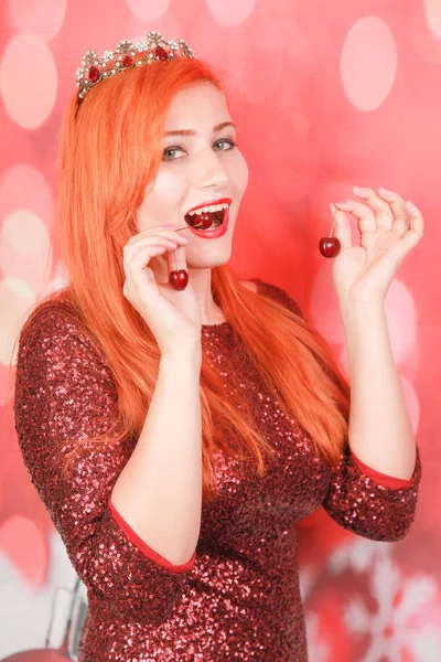 Noel elbisesi giyen taze çilek kiraz tutan kadın sağlıklı beslenme vejetaryen kavramı