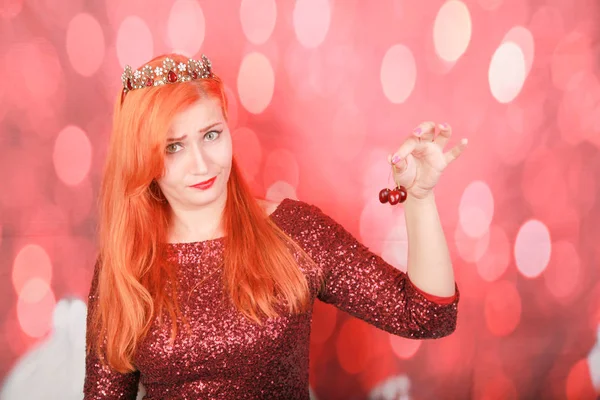 kırmızı arka plan üzerinde kiraz berry ile kızgın üzgün kişi