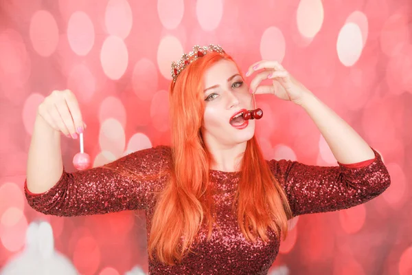 mutlu artı boyutu kız meyve ve çilek ile iyi beslenme tercih, kadın şeker sevmez