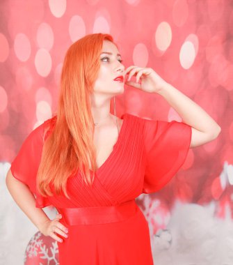 noel stüdyosu arka plan üzerinde kırmızı elbiseli tatil kadın