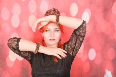 Kadın kahve lezzetli aroması zevk ve kırmızı noel arka plan üzerinde kahve çekirdekleri ile taç giymek