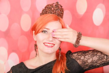 Kadın kahve lezzetli aroması zevk ve kırmızı noel arka plan üzerinde kahve çekirdekleri ile taç giymek