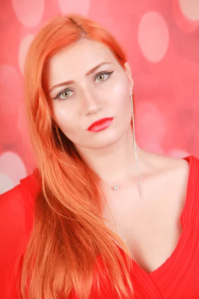 noel stüdyosu arka plan üzerinde kırmızı elbiseli tatil kadın