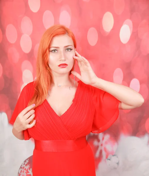 크리스마스 스튜디오 배경을 통해 빨간 드레스에 휴일 여자 — 스톡 사진