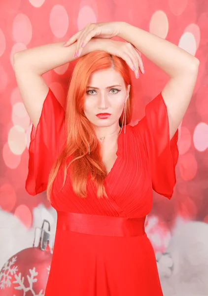 Mulher de férias em vestido vermelho sobre fundo estúdio de natal — Fotografia de Stock