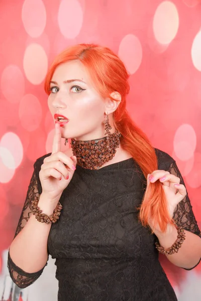 Mujer disfrutando sabroso aroma de café y usar joyas con granos de café sobre fondo rojo de Navidad — Foto de Stock