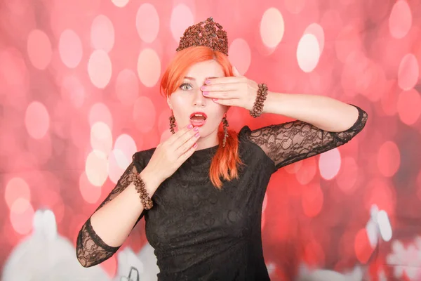 Kadın kahve lezzetli aroması zevk ve kırmızı noel arka plan üzerinde kahve çekirdekleri ile taç giymek