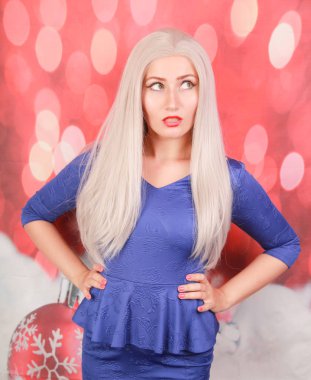 kırmızı xmas arka plan üzerinde mavi peplum elbise güzel sarışın kadın