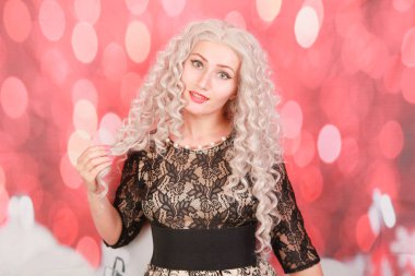 kırmızı arka plan üzerinde trendy siyah dantel elbise kafkas muhteşem kadın