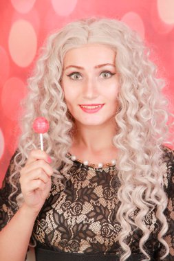 kırmızı arka plan üzerinde trendy siyah dantel elbise kafkas muhteşem kadın