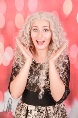 kırmızı arka plan üzerinde trendy siyah dantel elbise kafkas muhteşem kadın