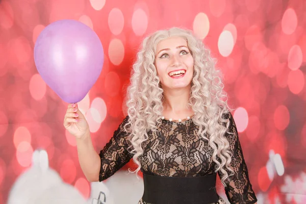 Bonita chica de Navidad en vestido de encaje negro con globo de aire púrpura — Foto de Stock