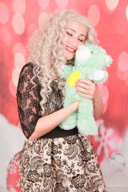 Oyuncak ayı tüm kızlar için en iyi arkadaştır. yeşil oyuncak ayı oyuncak ile güzel kıvırcık sarışın