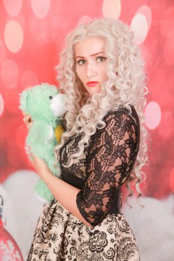 Oyuncak ayı tüm kızlar için en iyi arkadaştır. yeşil oyuncak ayı oyuncak ile güzel kıvırcık sarışın