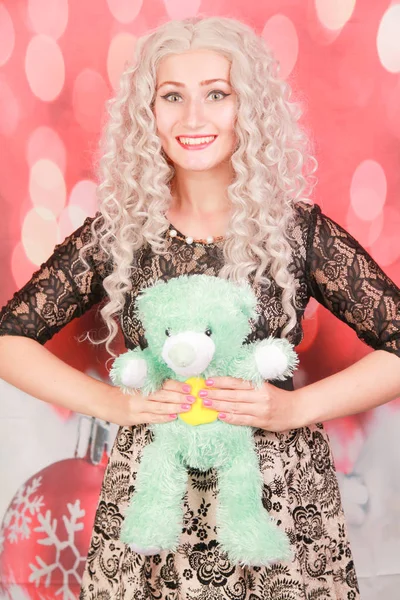 Oyuncak ayı tüm kızlar için en iyi arkadaştır. yeşil oyuncak ayı oyuncak ile güzel kıvırcık sarışın