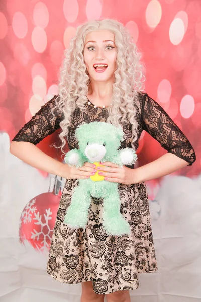 Oyuncak ayı tüm kızlar için en iyi arkadaştır. yeşil oyuncak ayı oyuncak ile güzel kıvırcık sarışın