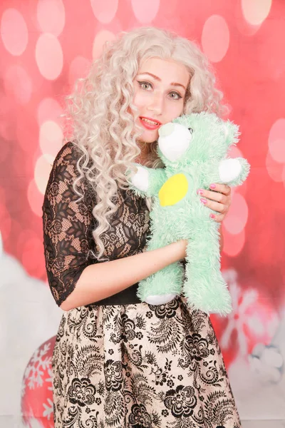 Oyuncak ayı tüm kızlar için en iyi arkadaştır. yeşil oyuncak ayı oyuncak ile güzel kıvırcık sarışın