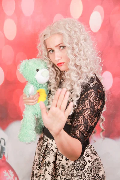 Oyuncak ayı tüm kızlar için en iyi arkadaştır. yeşil oyuncak ayı oyuncak ile güzel kıvırcık sarışın