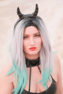 Genç güzel Kafkas kadın kum ile çöl manzara poz.