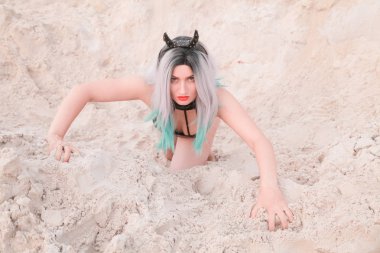 Genç güzel Kafkas kadın kum ile çöl manzara poz.