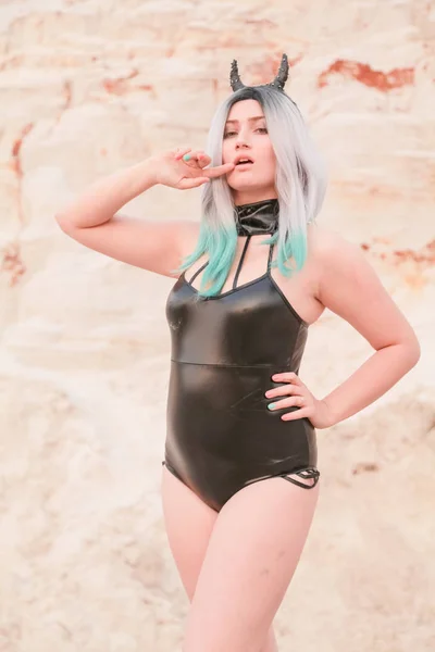 Jovem bela mulher caucasiana posando na paisagem do deserto com areia . — Fotografia de Stock