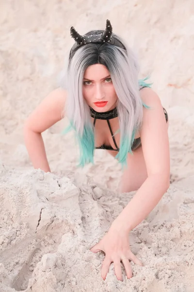 Genç güzel Kafkas kadın kum ile çöl manzara poz.