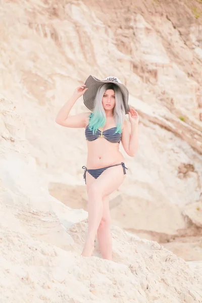 Jeune belle femme caucasienne posant dans un paysage désertique avec du sable . — Photo