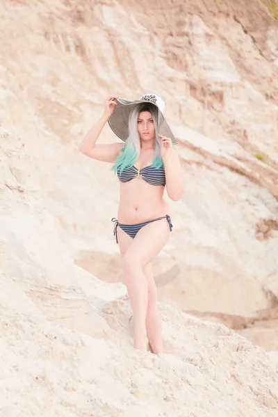 Young beautiful Caucasian woman posing in desert landscape with sand. — Stock Photo, Image