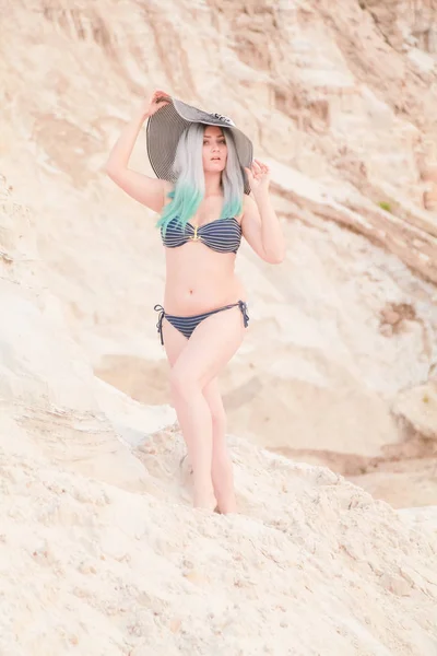 Joven hermosa mujer caucásica posando en el paisaje del desierto con arena . — Foto de Stock