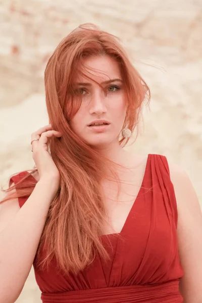 Portret młodego piękna kaukaski kobieta rude stwarzające w pustynnym krajobrazie z piaskiem. — Zdjęcie stockowe